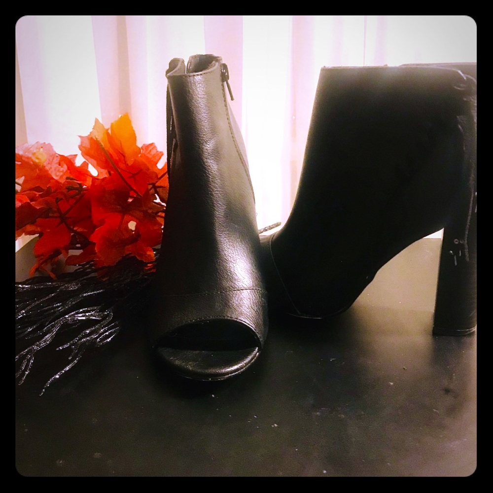 🍁✨EUC Express Black tassel &peep toe booties 🍁✨